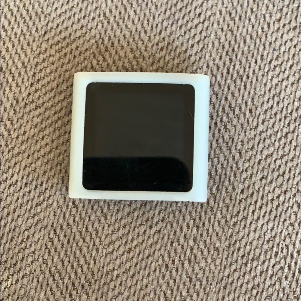Blue iPod shuffle with silicone cover